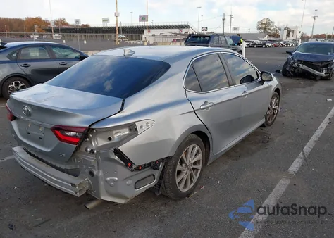2022 Toyota Camry Le z USA, uszkodzony, nr VIN 4T1C11AK9NU064923